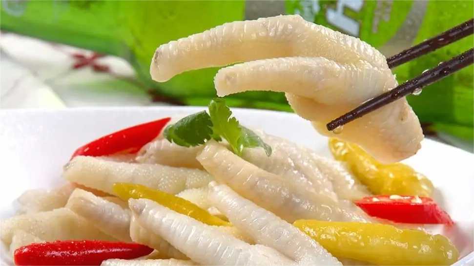 泡椒鳳爪塑料保鮮盒包裝機(jī)：鎖住美味，保鮮每一刻